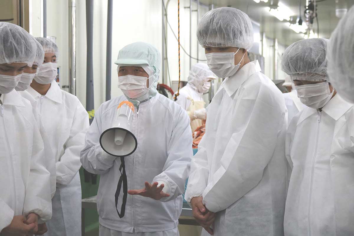 工場内の各部屋を回り、製品ができるまでの工程に理解を深める