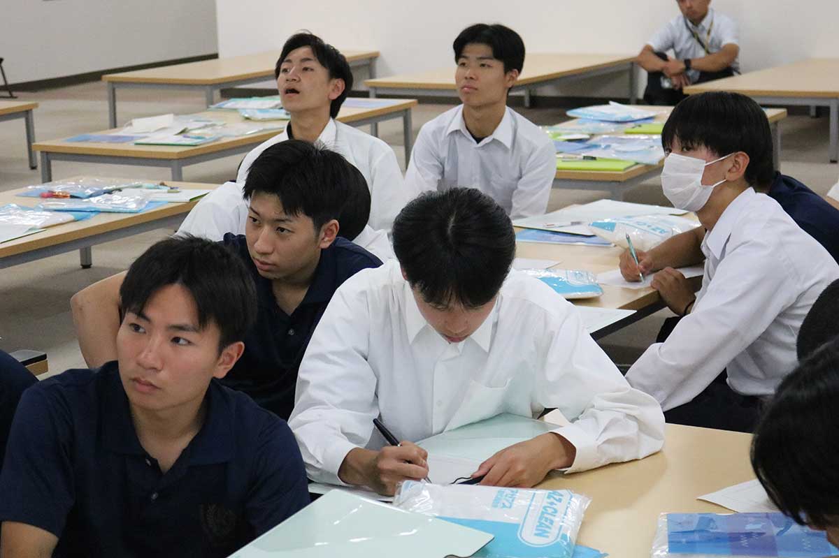 地元企業の素晴らしさを実感する生徒。今後の進路の参考に…