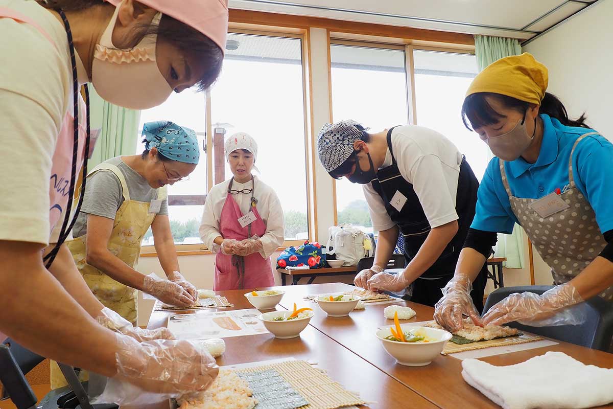 釜石はまゆりサクラマスを使った巻きずしを作る参加者