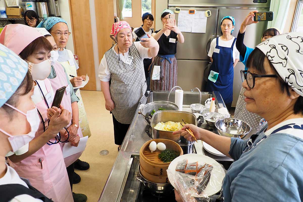 「母めし研究所」代表の大久保久江さん（右）の話に参加者は興味津々