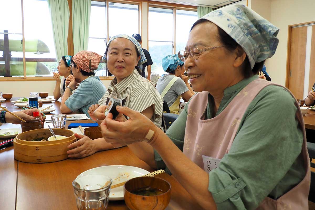 のり巻きの出来栄えに満足げな参加者。うれしさは周りに伝わる