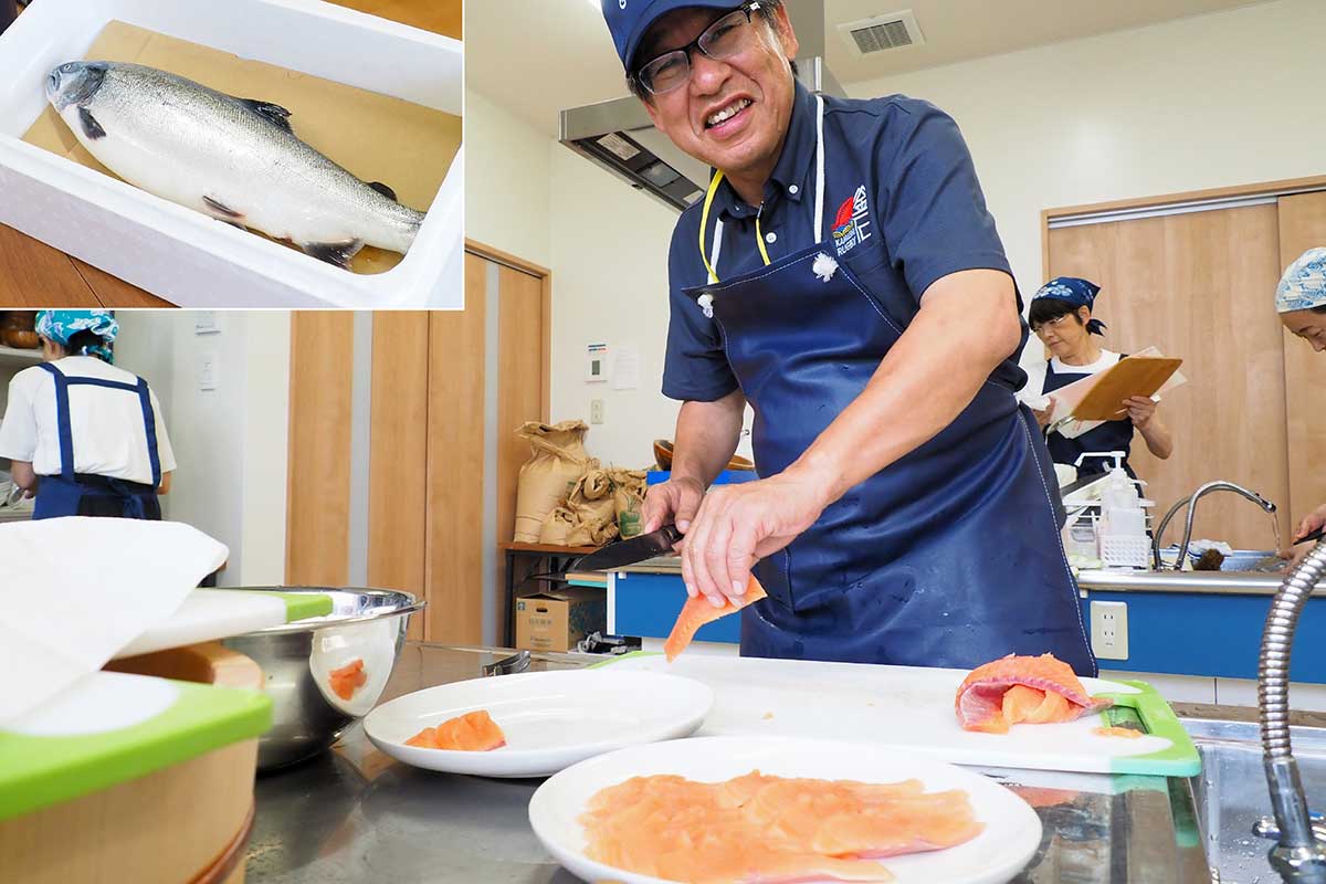 サクラマスを刺し身にして教室の参加者に振る舞った齋藤孝信さん
