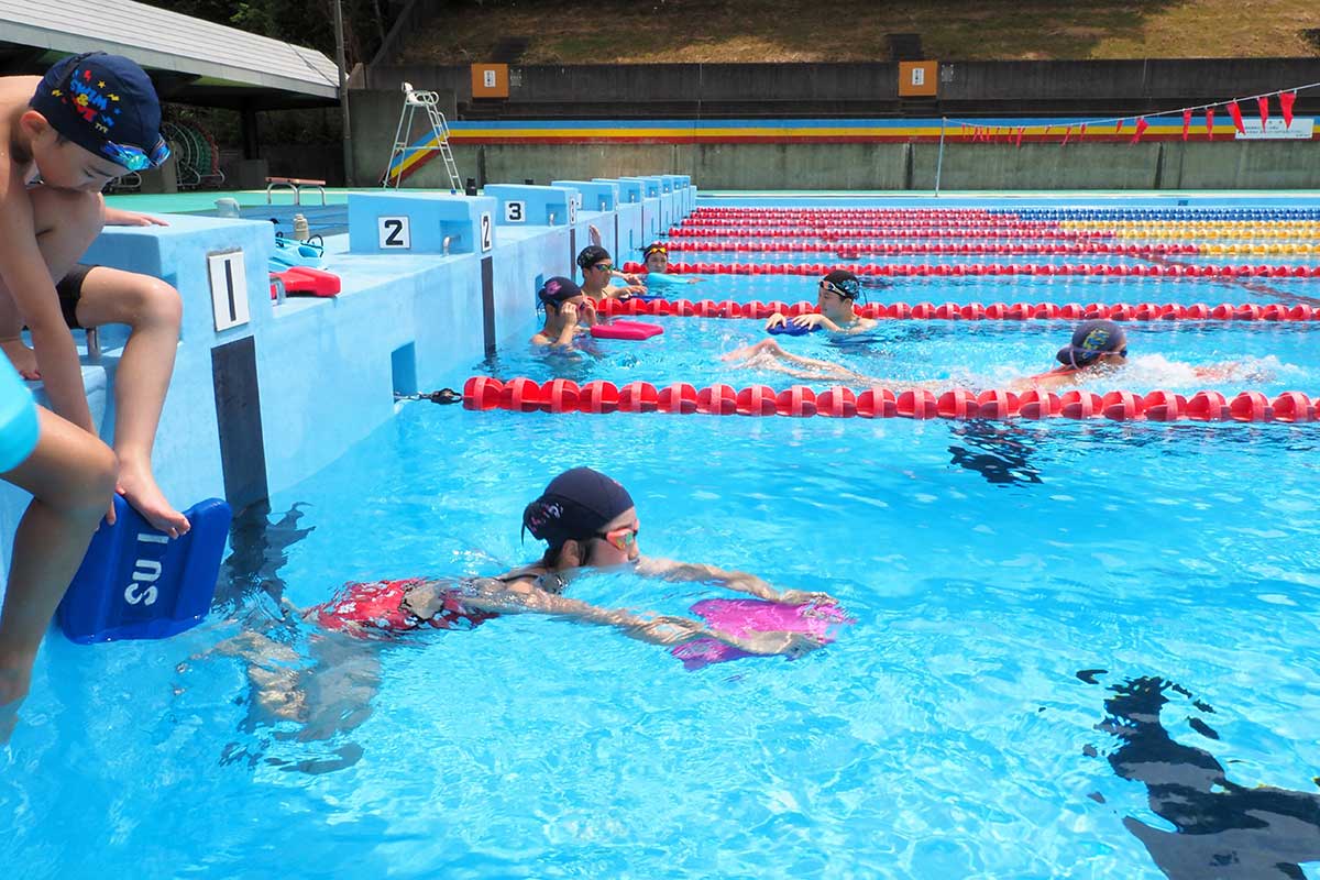 今季オープン初日の屋外プールで水の感触を楽しむ子どもたち