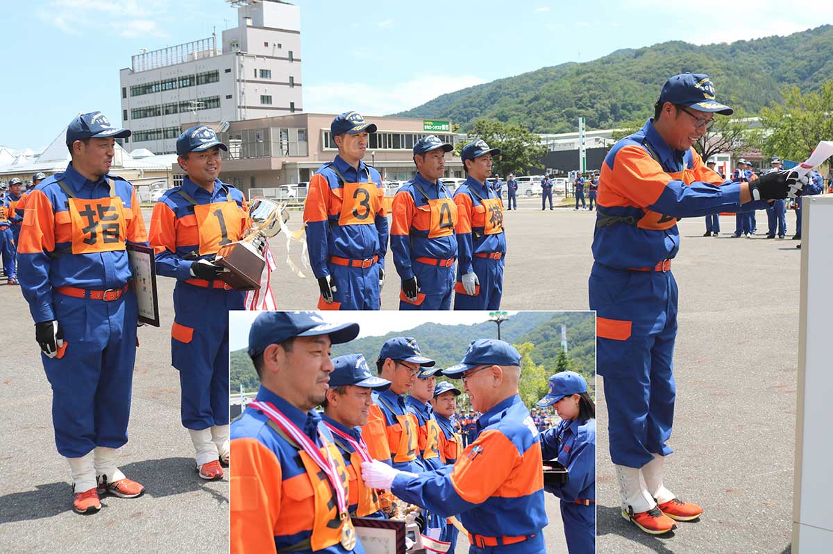 ポンプ車の部で優勝した遠野市の第9分団第2部。表彰を受け笑顔を見せる