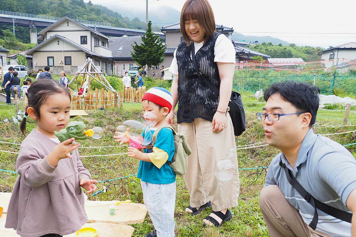 シャボン玉をつくって遊ぶ子どもたち。大人にも笑顔が連鎖