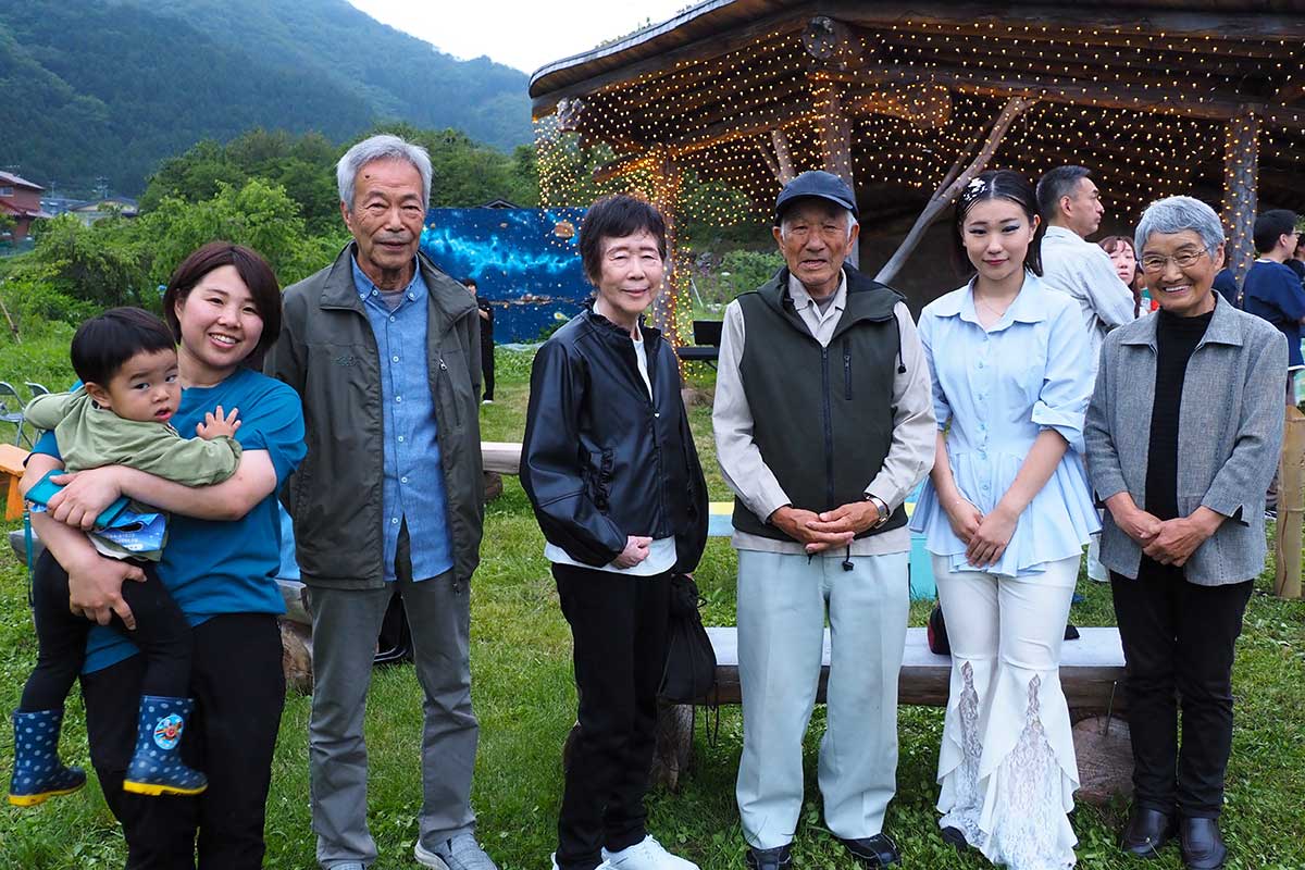 七夕あかりを企画した石塚佳那子代表（左）、活動を見守る藤井了さん（右から3人目）とサヱ子さん（右）夫妻ら