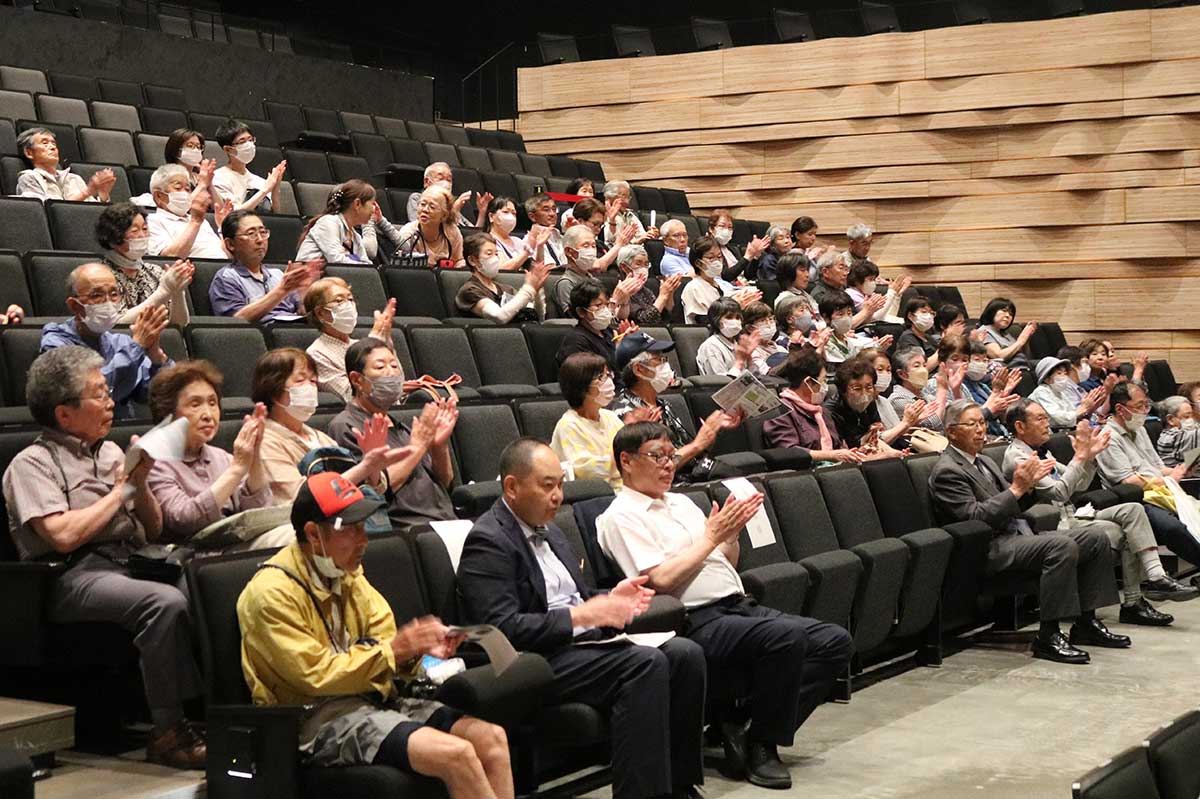 興味深い講演に拍手を送る来場者