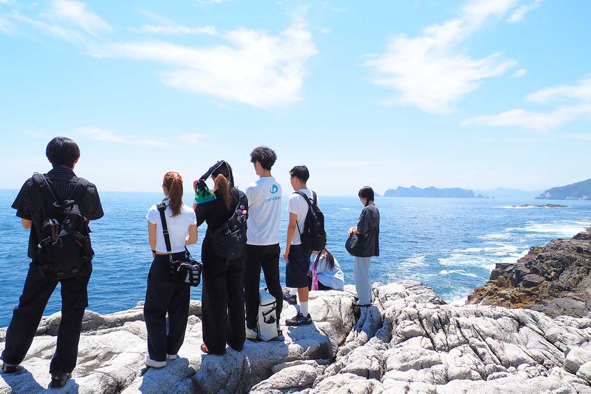 釜石市の箱崎半島で自然を体感する東海大学の学生たち＝6月28日
&nbsp;