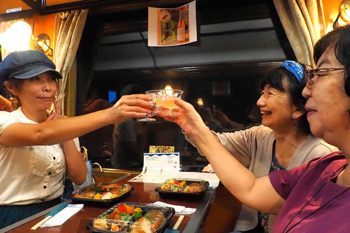 海街ワイン列車で出会って意気投合「かんぱ～い！」