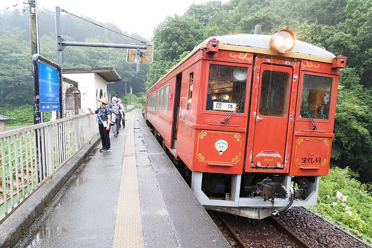 海街ワイン列車の舞台となった三陸鉄道のレトロ風列車。途中停車した恋し浜駅のホームから見ると車両が傾いている!?
