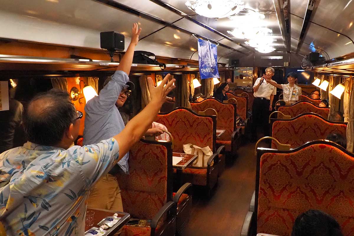 車内ではクイズも。答え合わせは盛り上がり、景品をかけてじゃんけんで勝負する一幕も