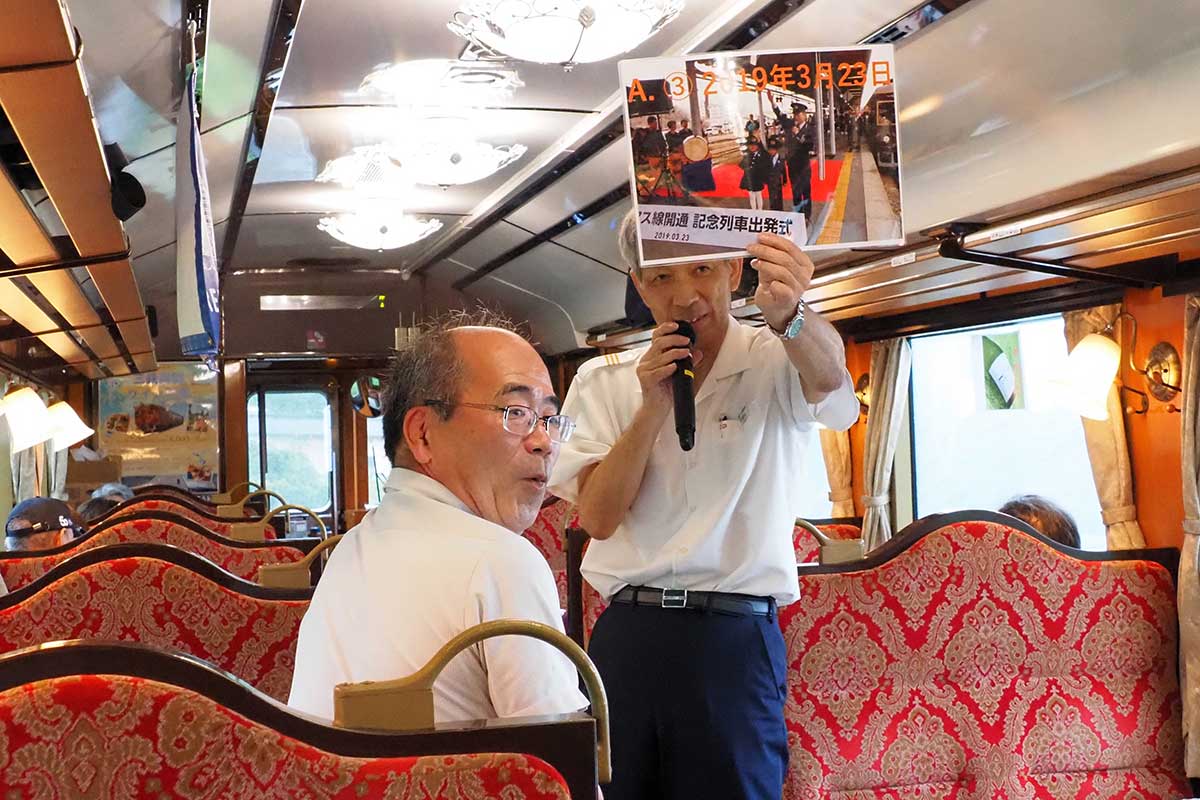 参加者をもてなしたのは三鉄盛駅の吉田哲駅長（右）と大船渡派出所の山蔭康明所長