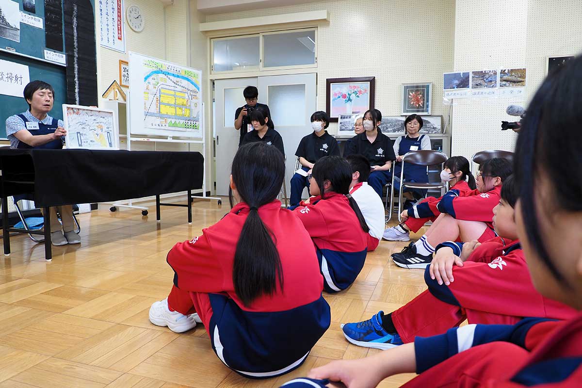 颯・2000代表の千田雅恵さんの語りに聞き入る釜石小児童