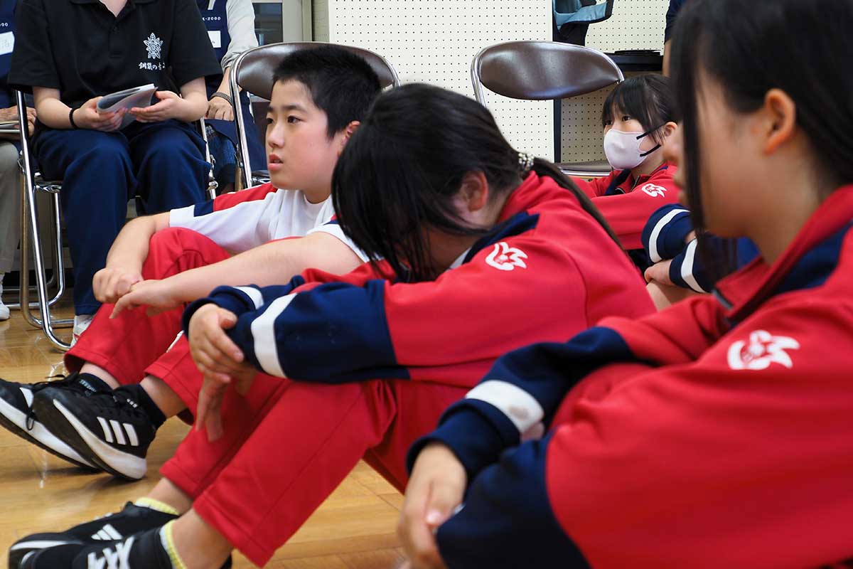 体験談に聞き入る児童。地元の歴史や平和に思いを巡らせた