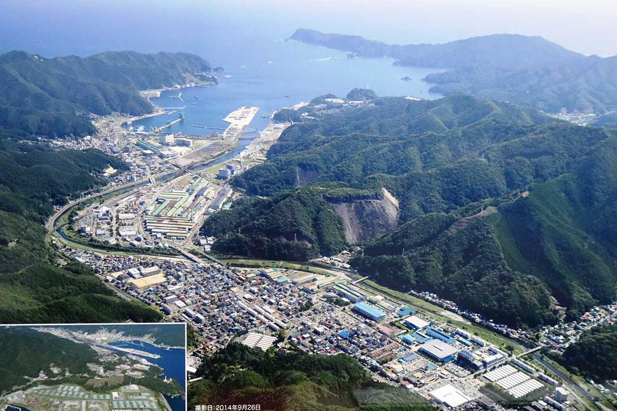 平成26年(新日鉄住金時代)に撮影された空撮写真。上中島多目的グラウンドや昭和園グラウンドに仮設住宅が建ち並ぶ。海上には津波で破壊された湾口防波堤の跡が…