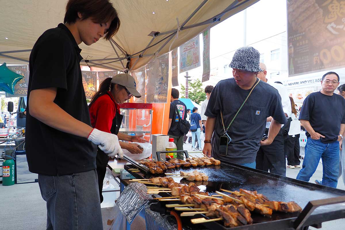 地元の味を提供する屋台。調理に腕を振るう