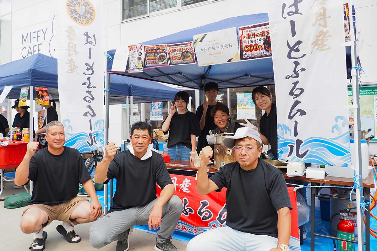 釜石の海の幸を届けた唐丹ムール貝養殖組合のメンバーら