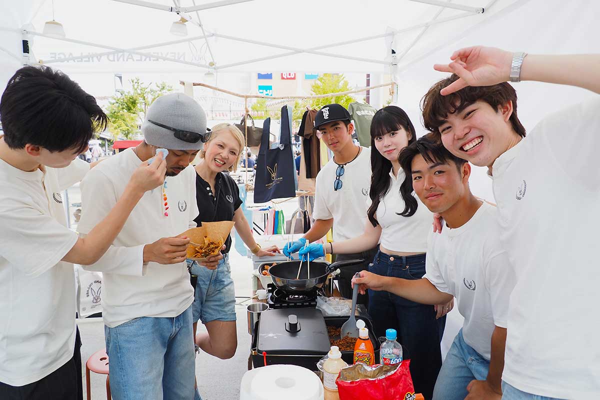 出店を楽しむ「ネバーランドヴィレッジ」のメンバー