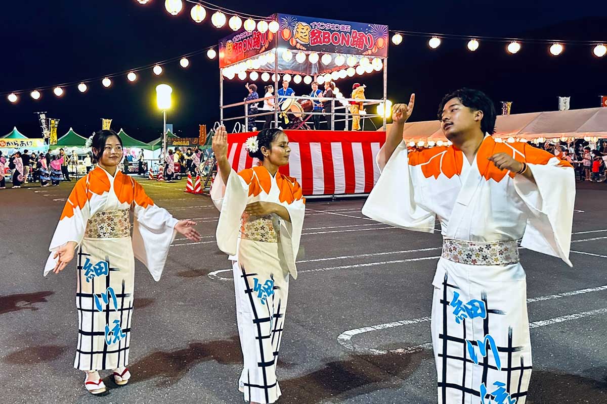 日本語を学ぶ留学生らも浴衣姿で踊りの輪に加わった