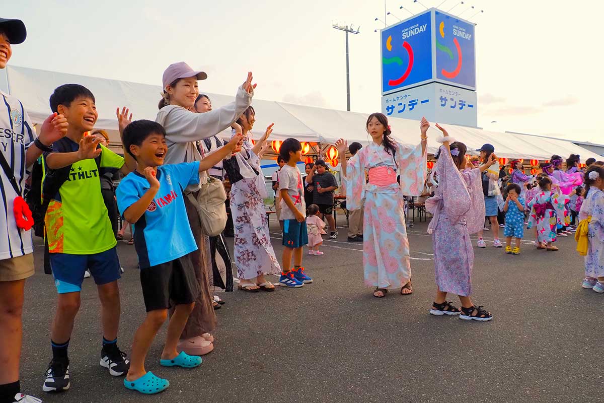 踊りの動きを練習する子どもたちに笑顔が広がった