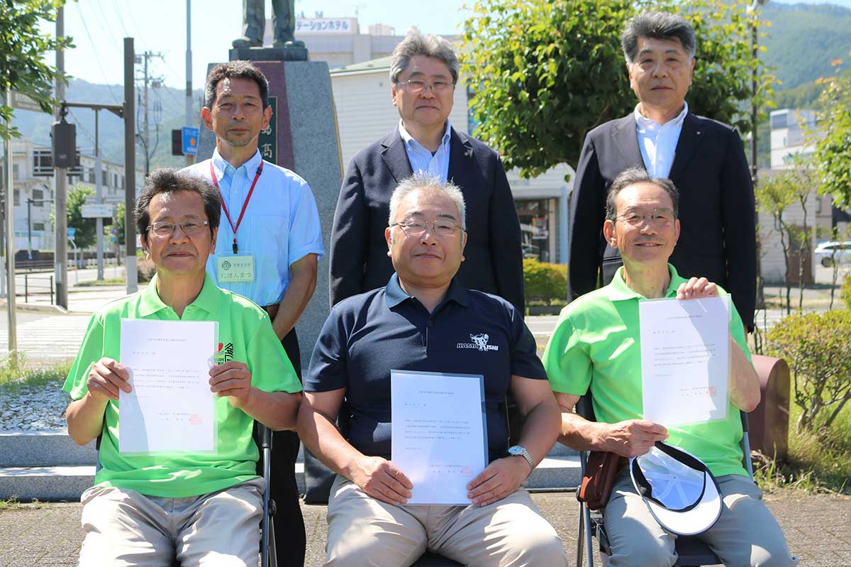「自家用有償旅客運送運転者」の登録証を手にする(前列左から)和田利男さん、菊池弘充さん、藤原信孝さん