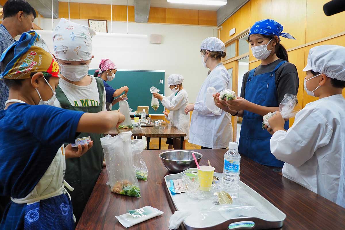 防災食づくりに挑戦。ポリ袋に食材を入れて混ぜ込む