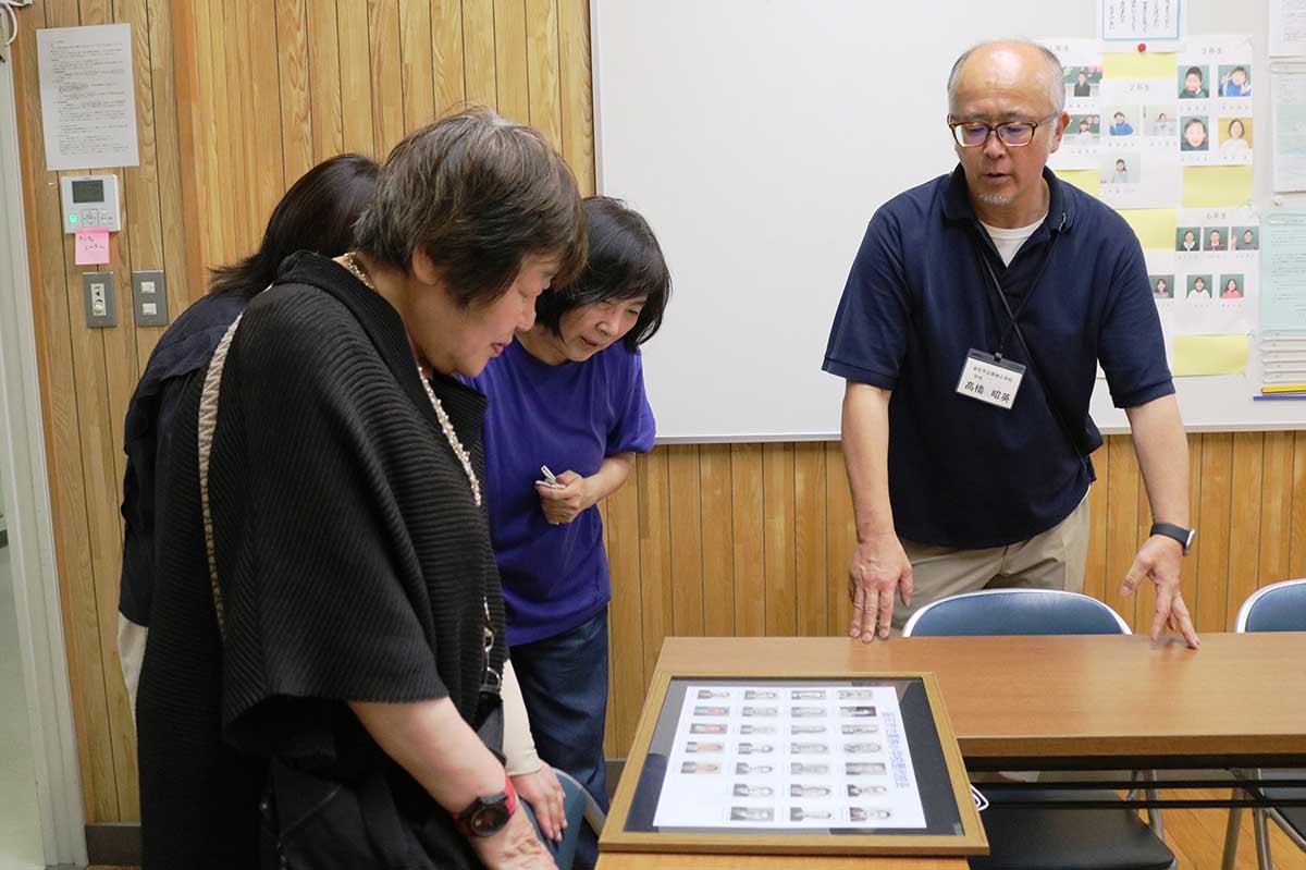 校長室では栗林小と統合前の橋野小の歴代校長の顔写真も展示した