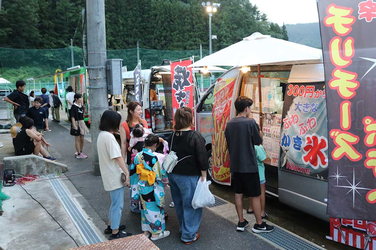 体育館前にはキッチンカー3台が出店。好みの軽食を買い求め館内のテーブルへ