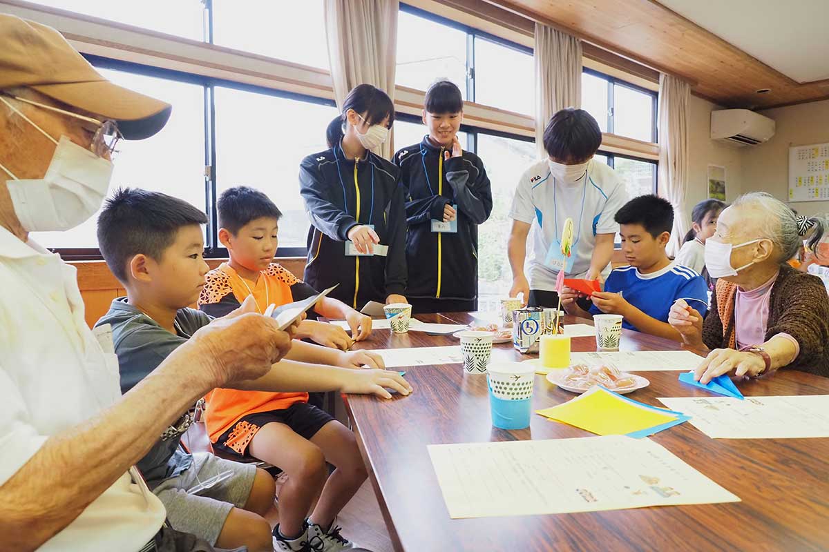 高齢者と子どもたちのつなぎ役を担う釜石商工高の生徒(中)