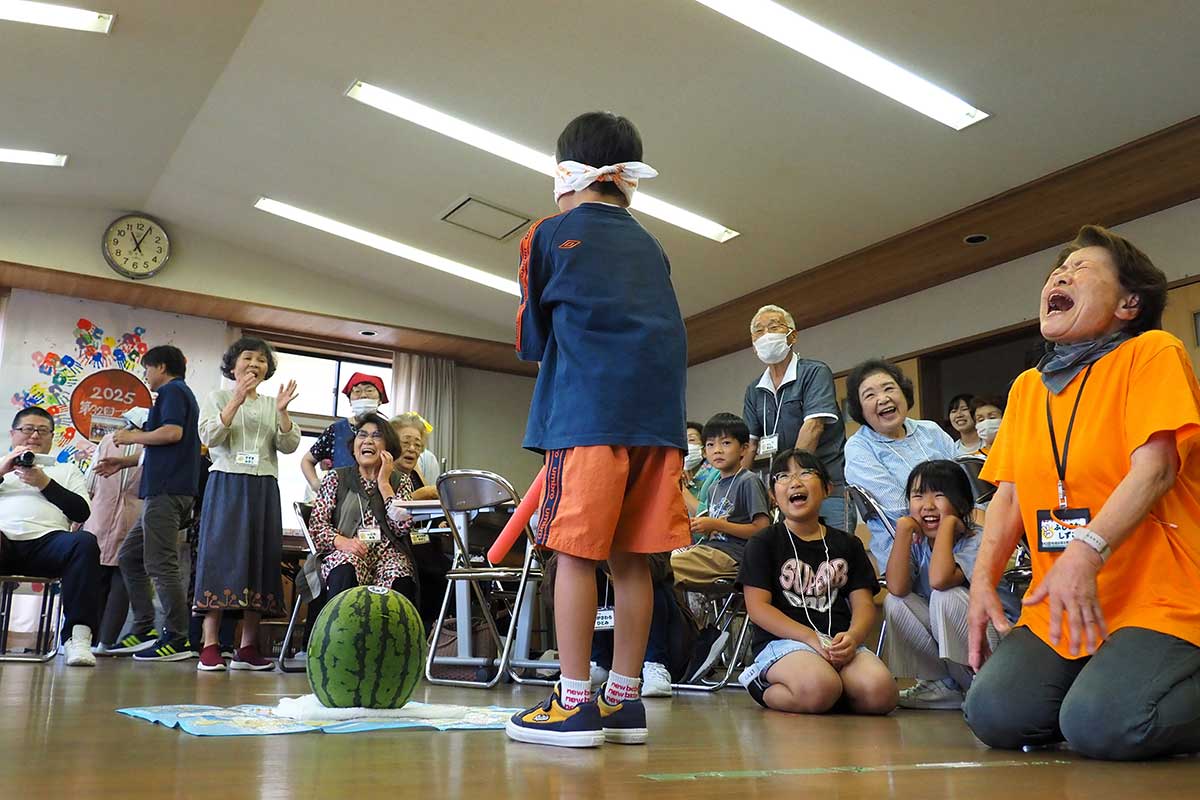 命中してもしなくても楽しい!笑顔が並んだスイカ割り