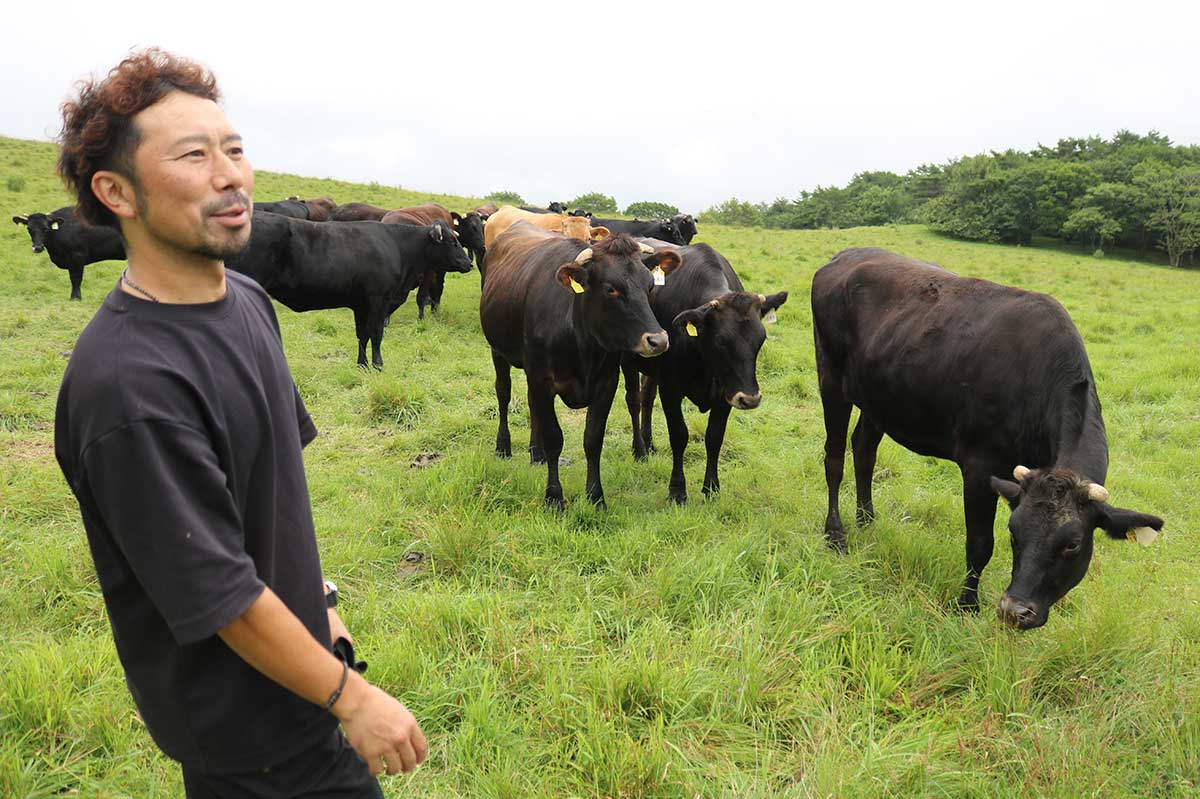 「好きな時に草を食べ、暑い時には林の中に入って休む。自由な生き方をしている牛たちです」と吉田代表取締役
