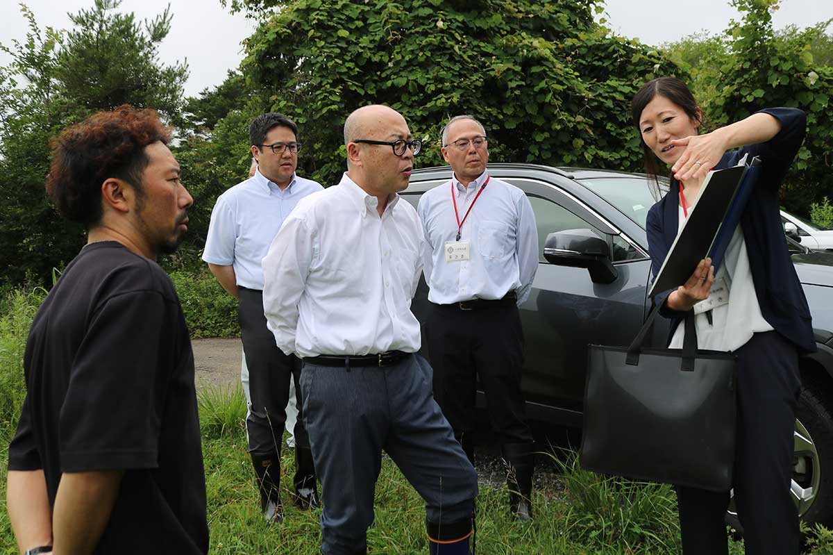 和山牧場の現状について水産農林課職員から説明を聞く小野市長（中央）