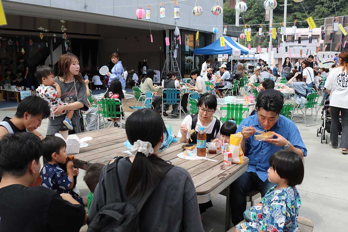 今年も大勢の来場者でにぎわった「かまいしこども園なつまつり」＝22日、TETTO