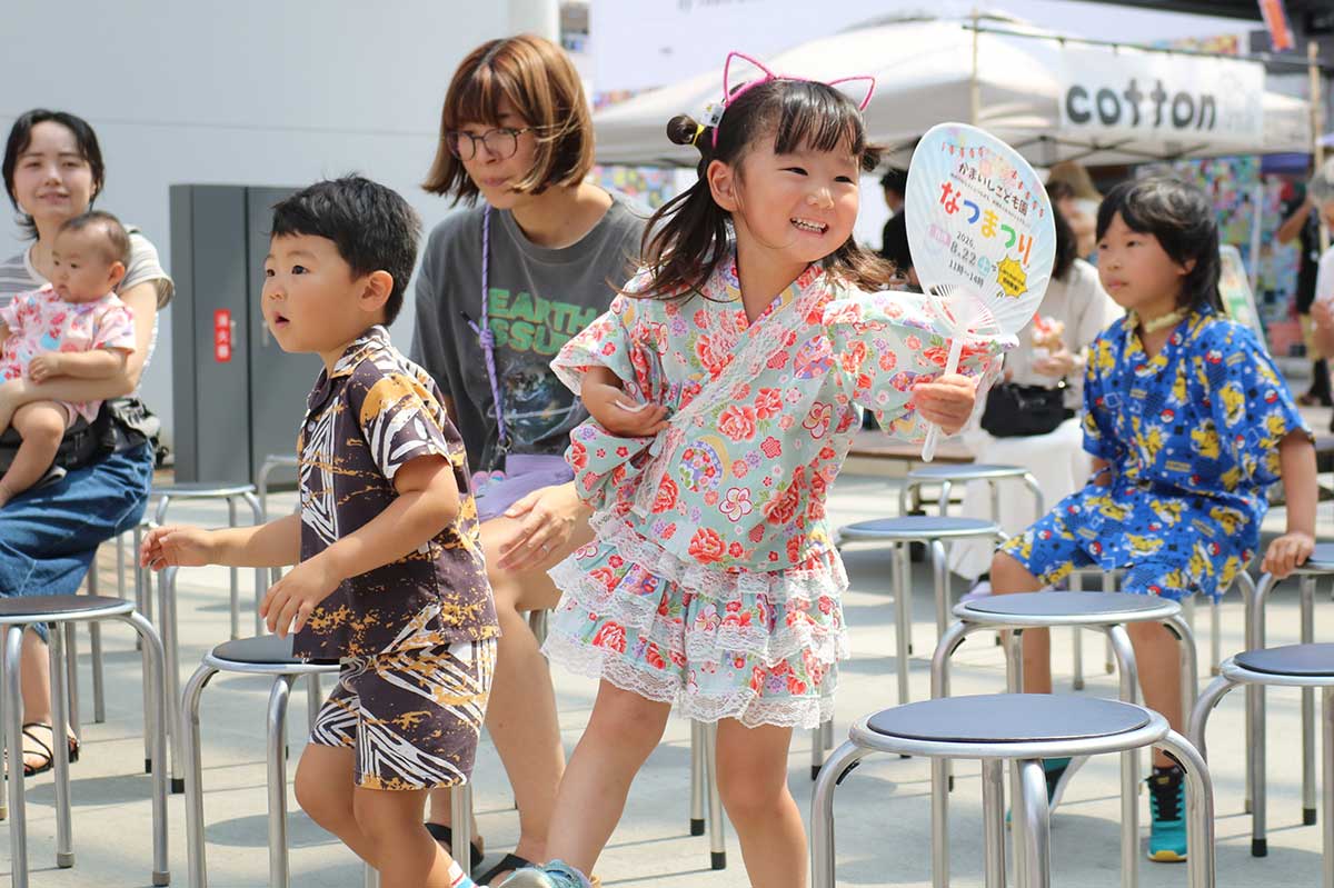 ファンタジスタと一緒に踊る子どもたち。元気に体を動かす