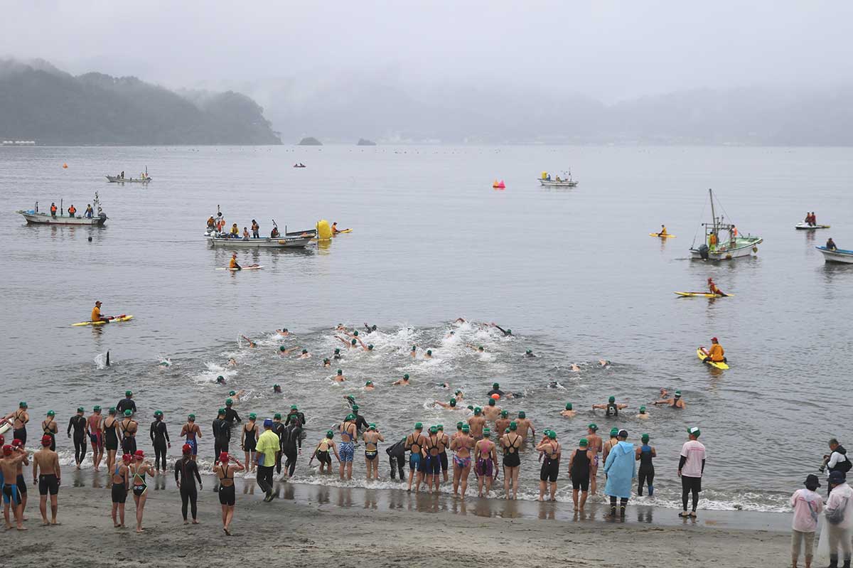 競技は1キロ男子の部からスタート。同女子の部、500メートルの部が続く。海上では地元のライフセーバーや漁船が選手の安全を守る
