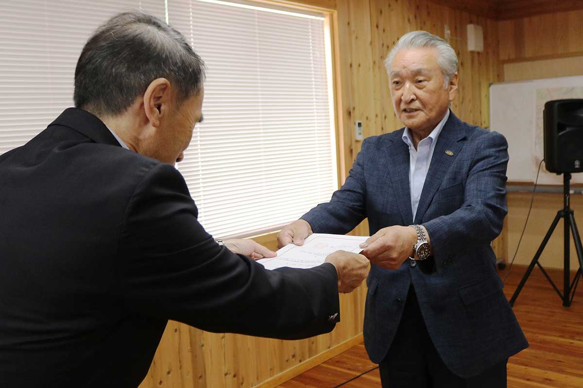 平松福壽副市長が野田組合長に交付書と表示証を伝達