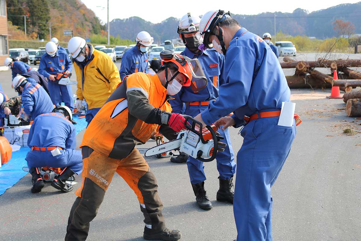 2021年11月に開かれた消防団員対象のチェーンソー研修会。釜石地方森林組合の職員5人が講師を務めた