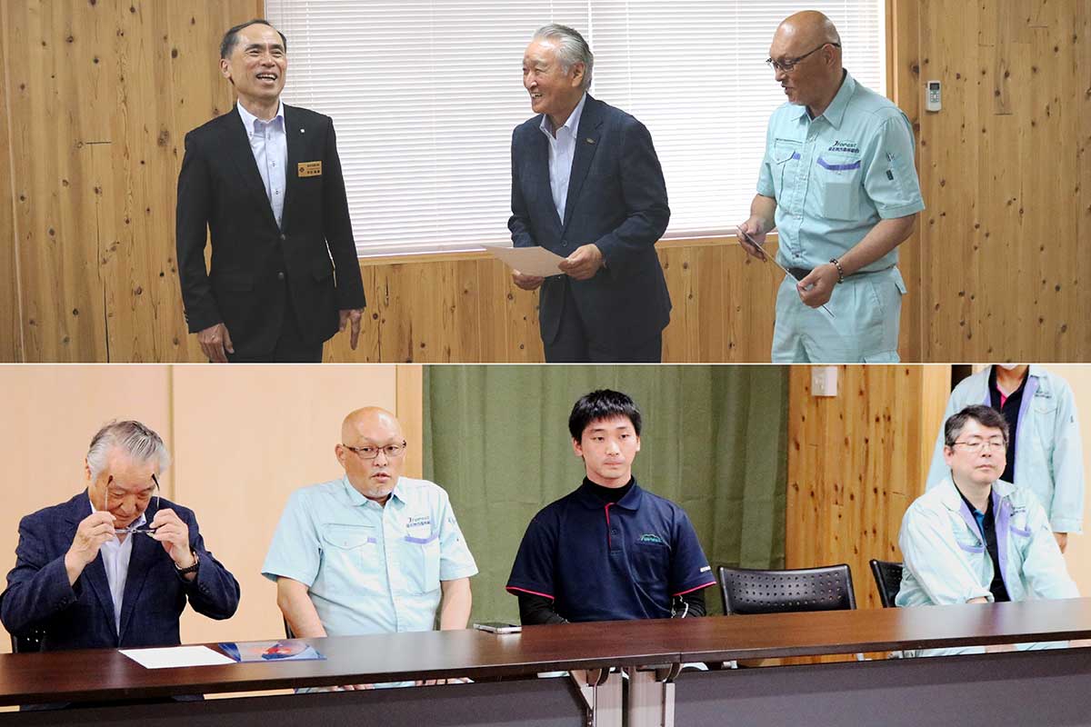 表示証交付式には組合から5人が出席。消防団員の菅原寛二さん(写真下、左から3人目)も同席した