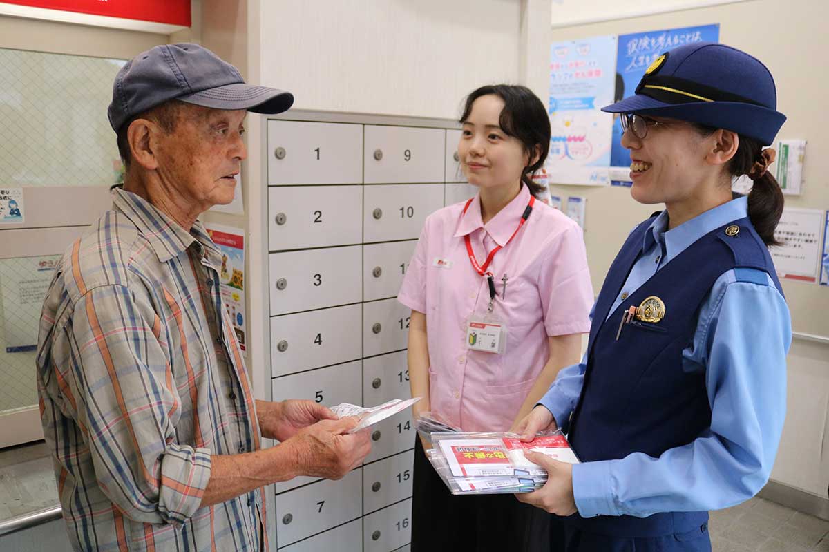 来局者と会話し、特殊詐欺への注意喚起を行う釜石署生活安全課の平賀美恵子課長(右)