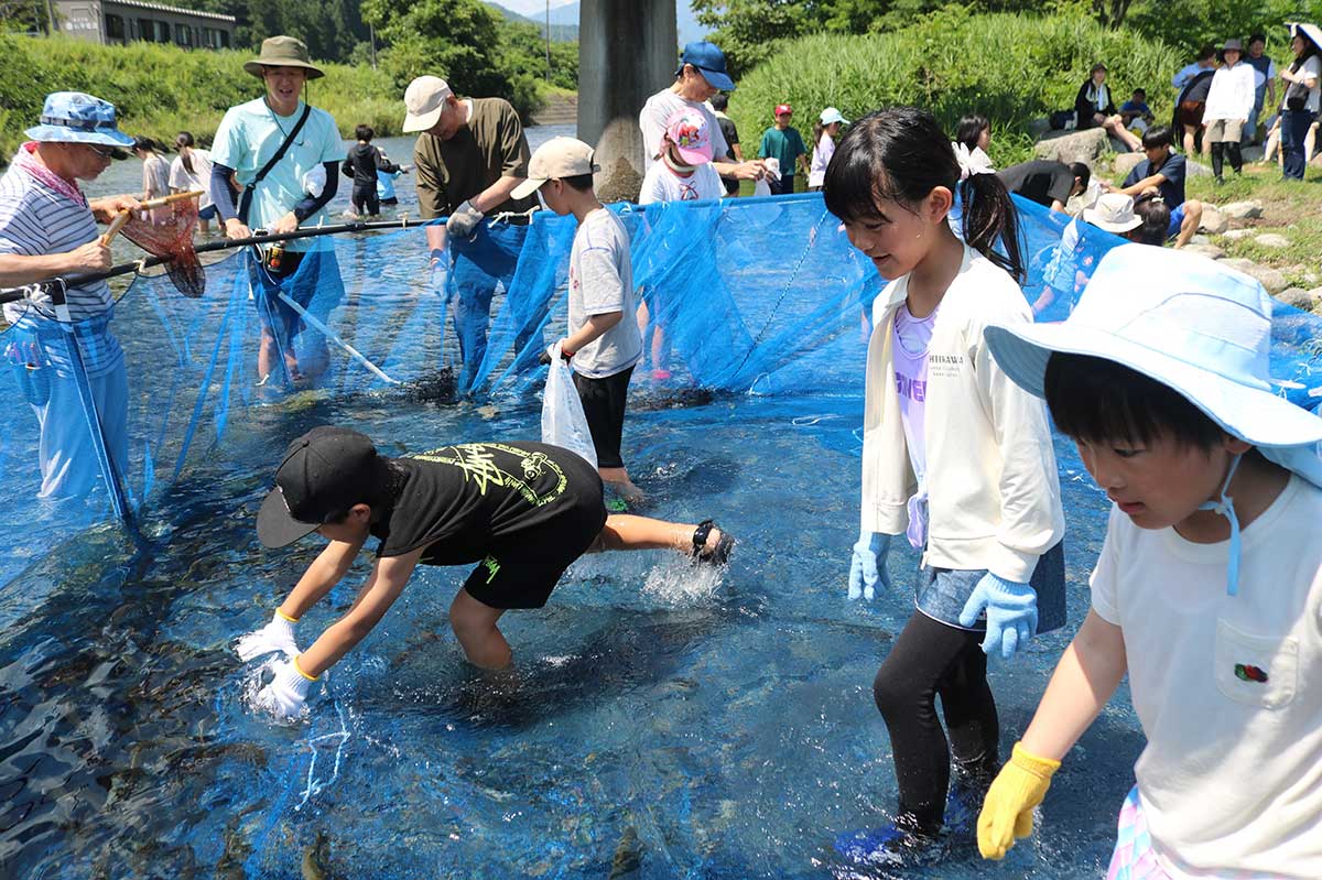 いけすの中の魚に視線が注がれる。どの辺をねらう？