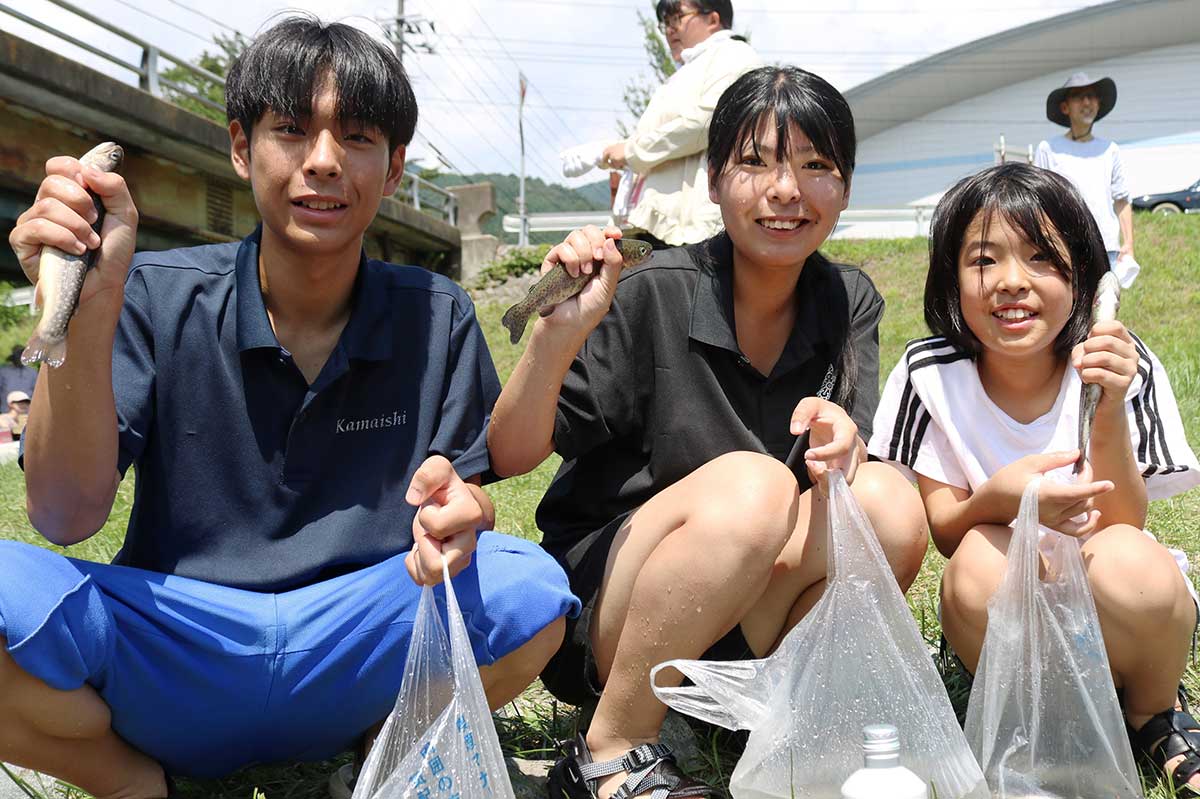 きょうだいで夏の思い出づくり。魚のつかみどりは何回やっても楽しい！