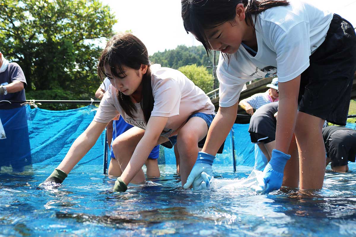 女性陣も頑張りました！年齢、性別関係なく楽しめるつかみどり