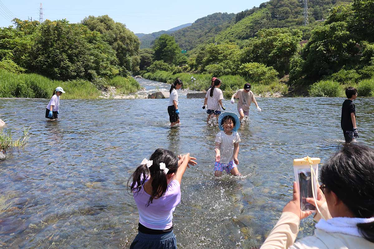 豊かな自然が残る甲子川。この日は大人の見守りで水遊びも楽しんだ
