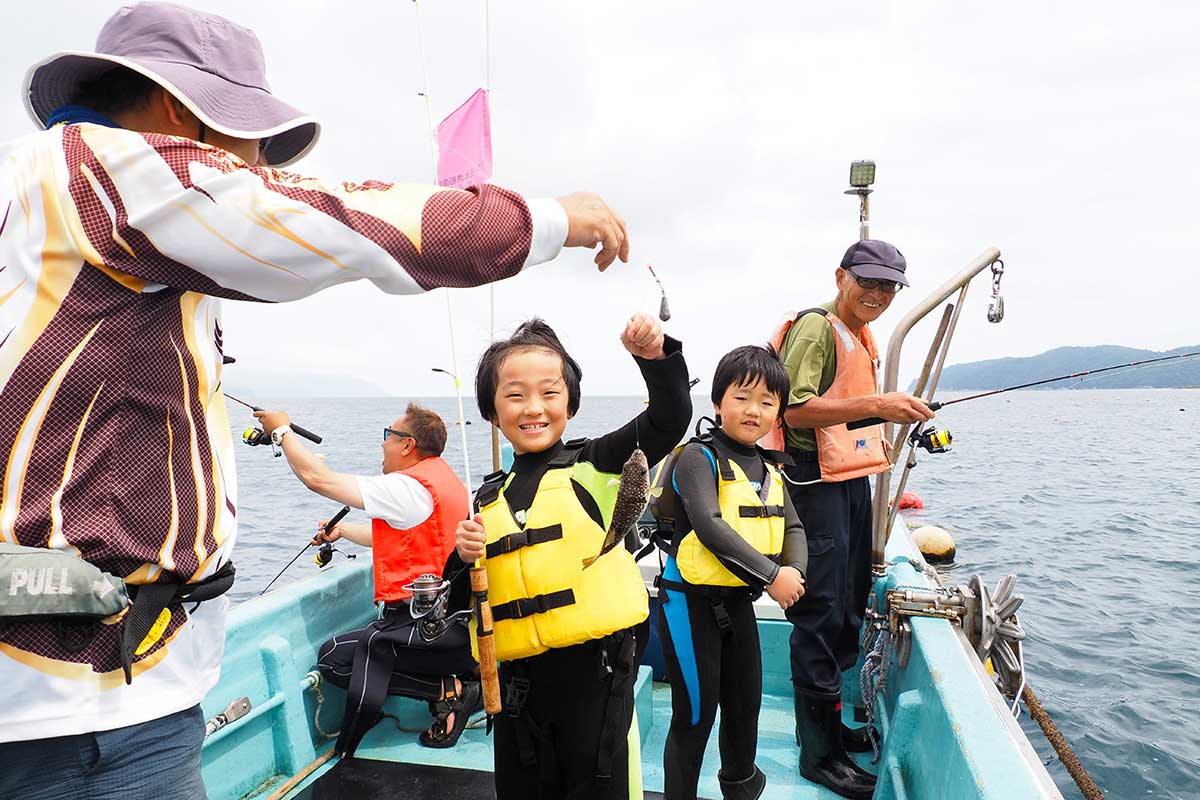 フグをゲット!海釣り体験を楽しんだ子どもら