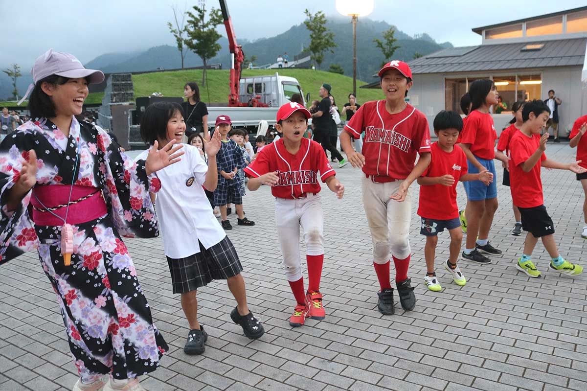 ノリノリで盆踊りを楽しむ子どもら=22日、うのすまい・トモス