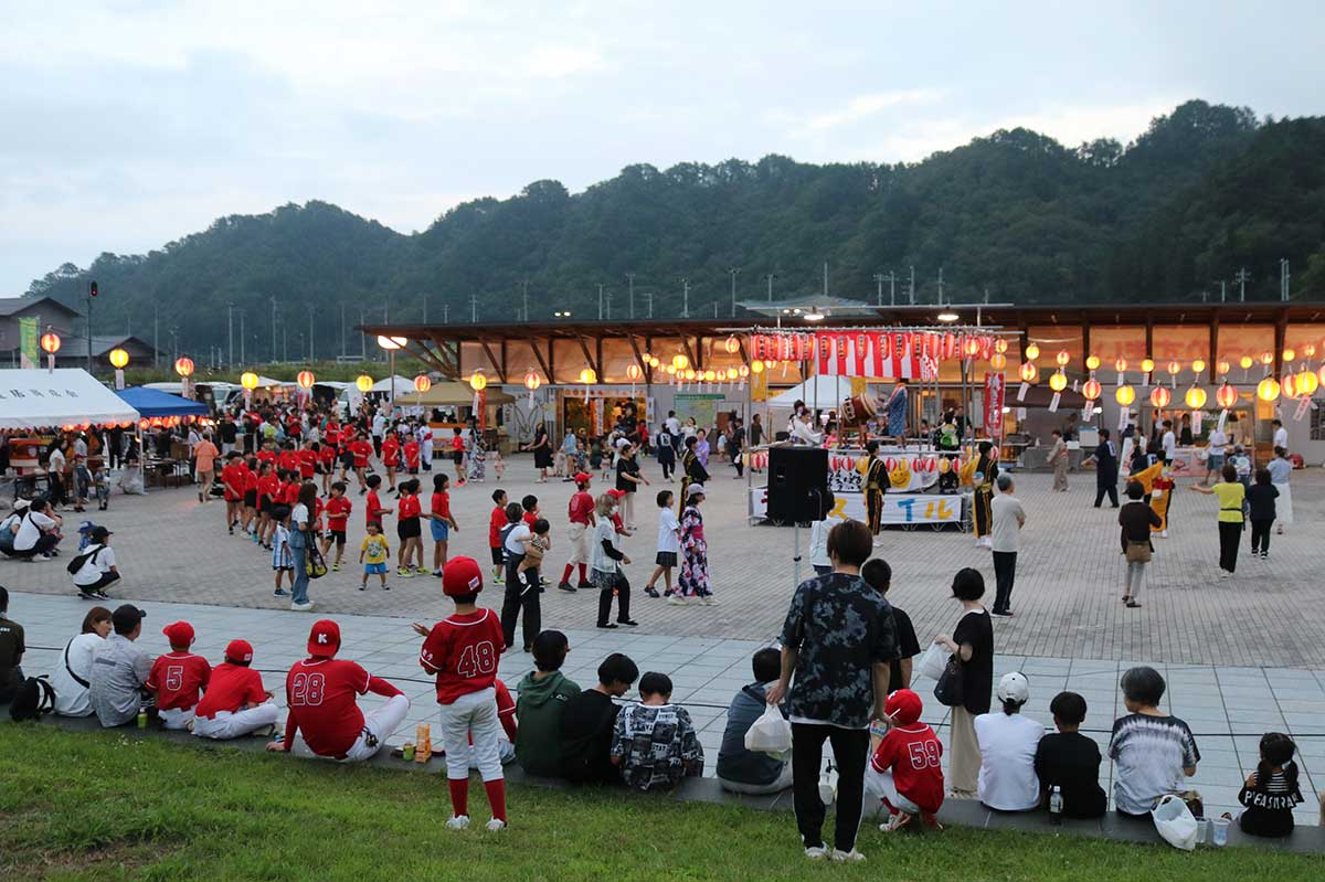 鵜住居商店会主催の「納涼盆踊り大会」。盆明けの8月下旬に行われる