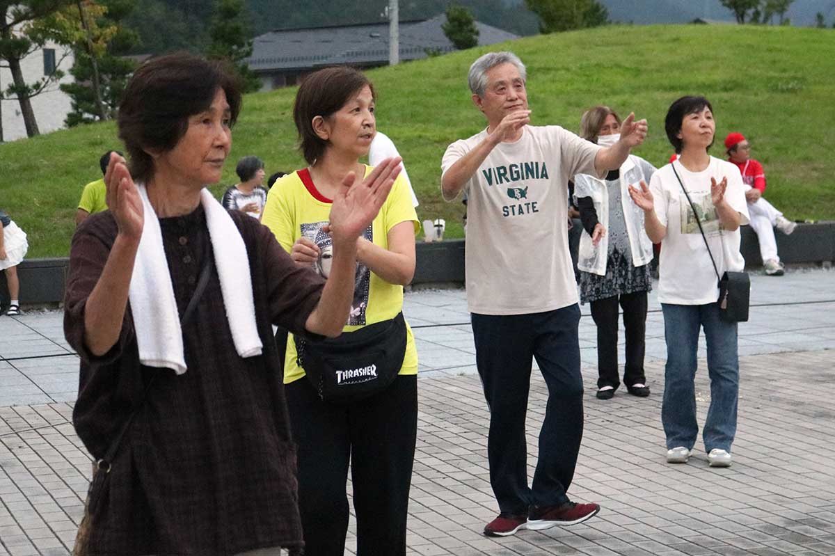 幅広い年代が夏の風物詩、盆踊りを楽しむ