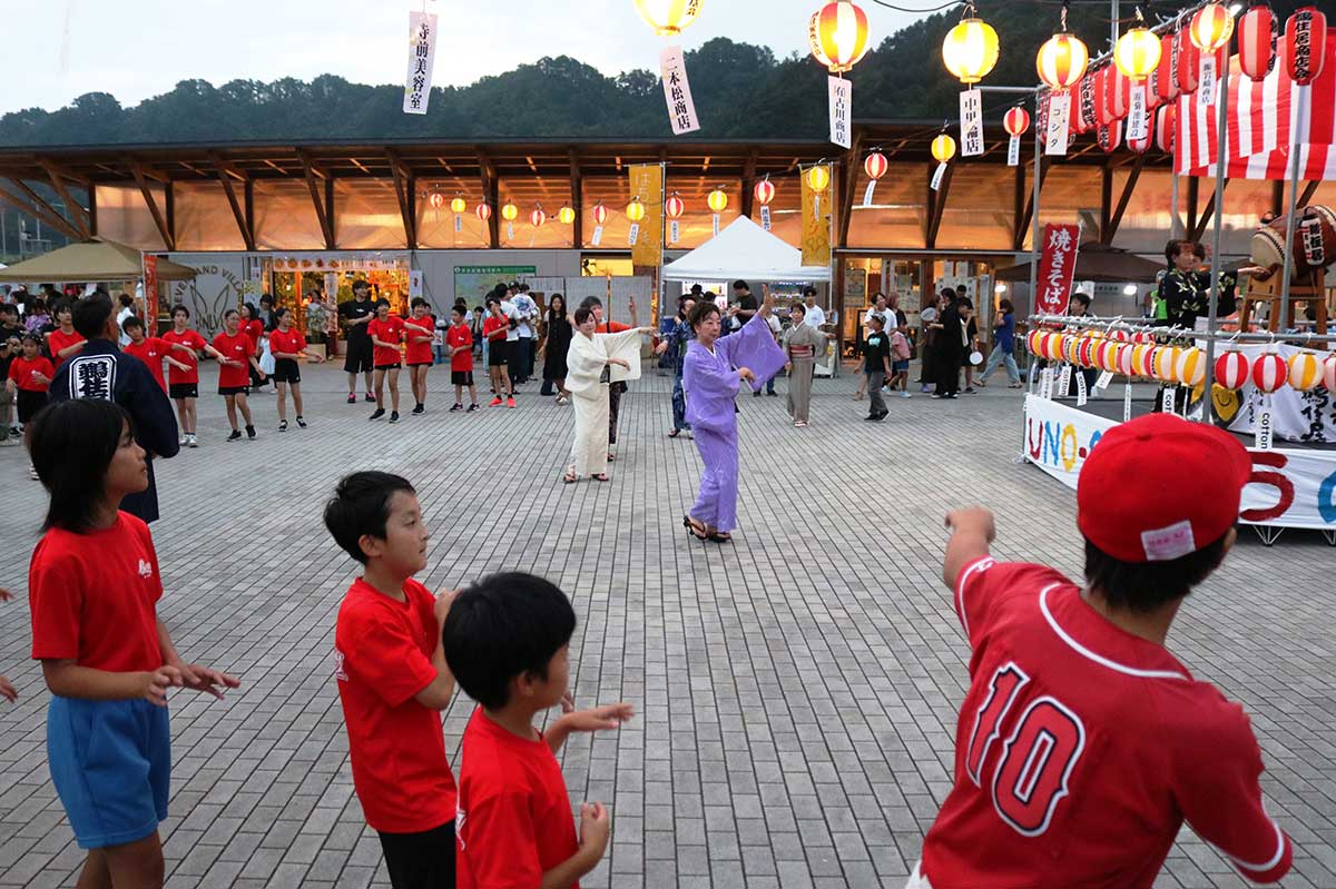 赤Tシャツに赤ユニフォームが盆踊り会場を彩る