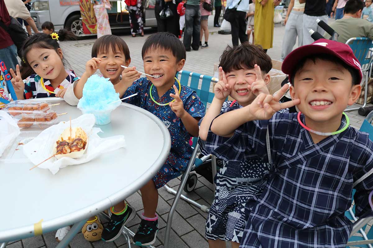 甚平や浴衣姿の子どもたちは、とびきりの“うのスマイル”でハイ、ポーズ!