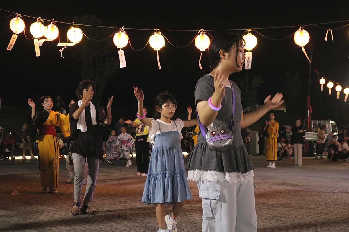 暗くなる頃には多くの人たちが踊りの輪に加わり、昔ながらの盆踊り風景が広がった